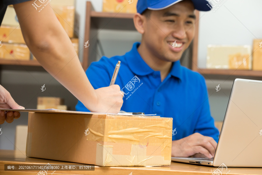 员工从客户处接收包裹，并填写装运产品的地址，向国际和国内提供包裹快递服务的快递柜台，运送包裹的概念