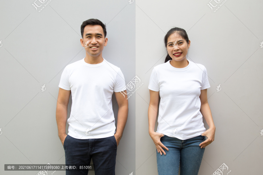 一对年轻的亚洲夫妇穿着灰色墙上的白色t恤，设计印刷概念的模型模板