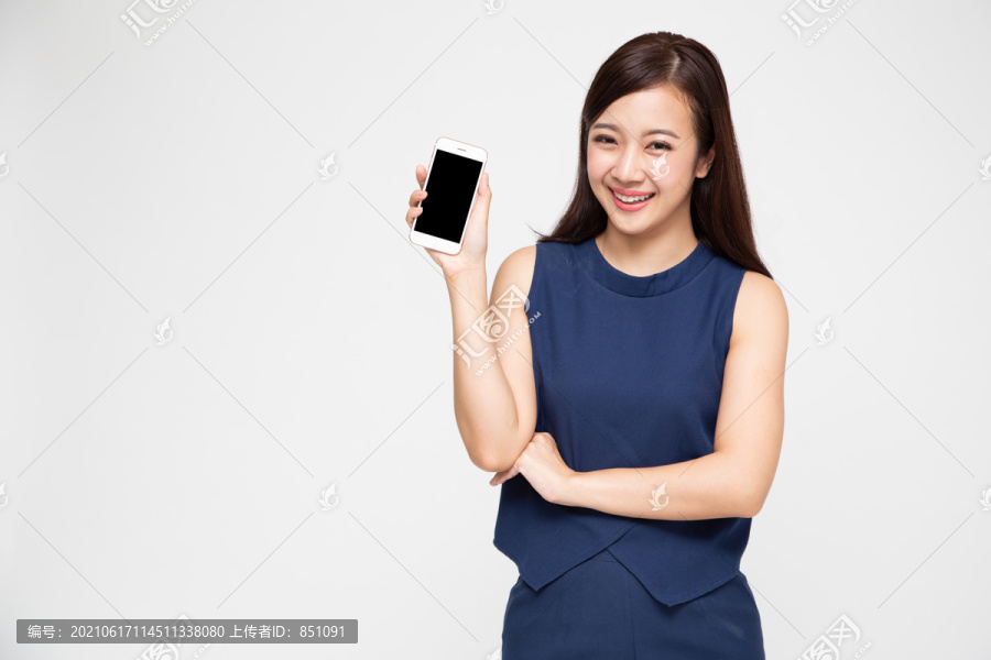 在白色背景上展示或展示手机应用程序的美丽亚洲沃万肖像