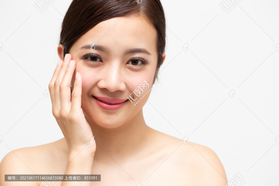 美丽的年轻亚洲女性，拥有干净清新的皮肤、面部护理、美容和spa理念