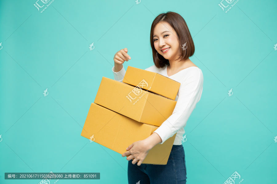 快乐亚洲女子手握包裹箱、快递及送货服务理念