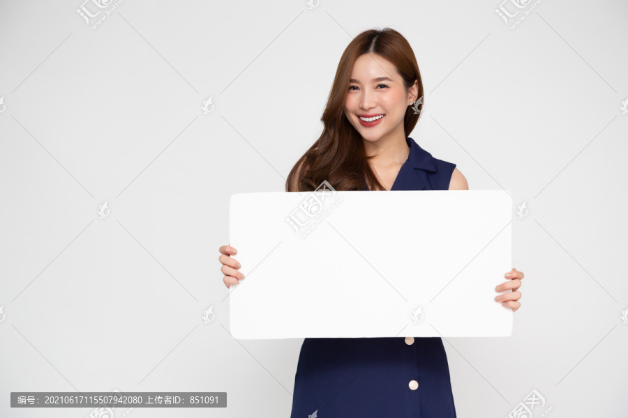 在白色背景上展示和手持空白白色广告牌的年轻亚洲女性
