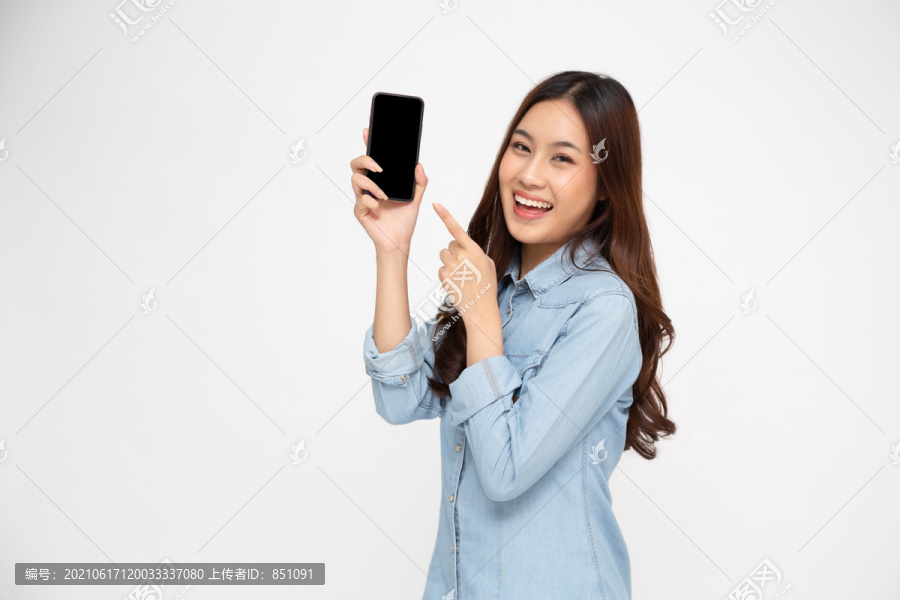 展示或展示手机应用程序的亚洲女性肖像，手指指向白色背景下的智能手机，亚泰模式