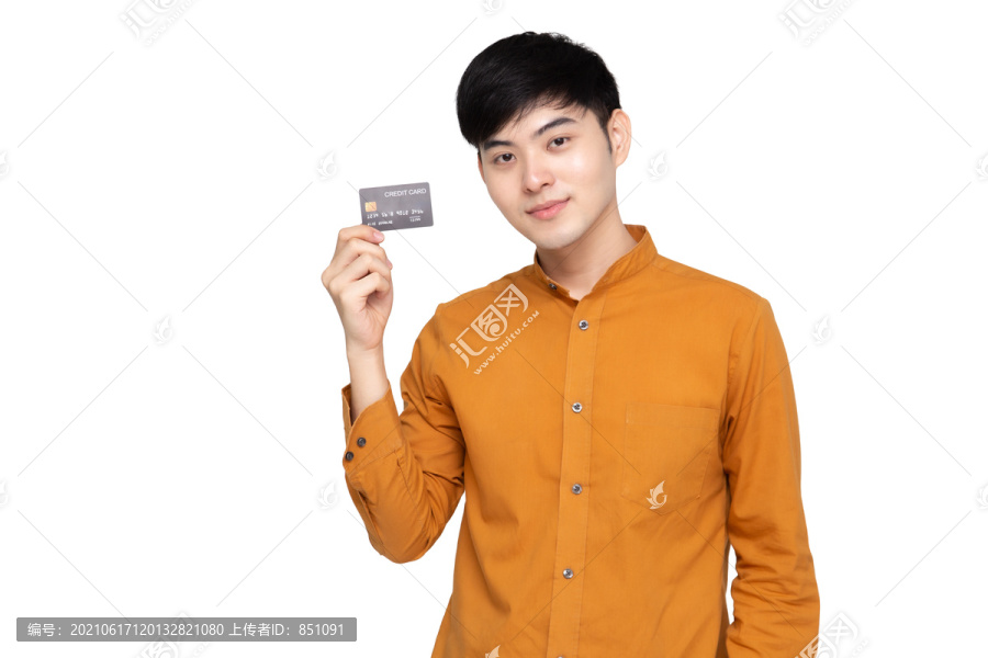 持信用卡的亚洲年轻男子与白人背景隔离