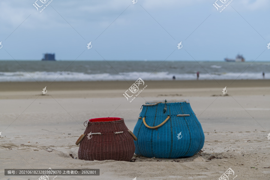 海滩垃圾篮