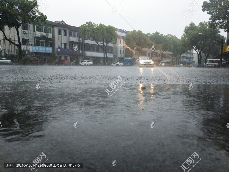 暴雨街道私家车