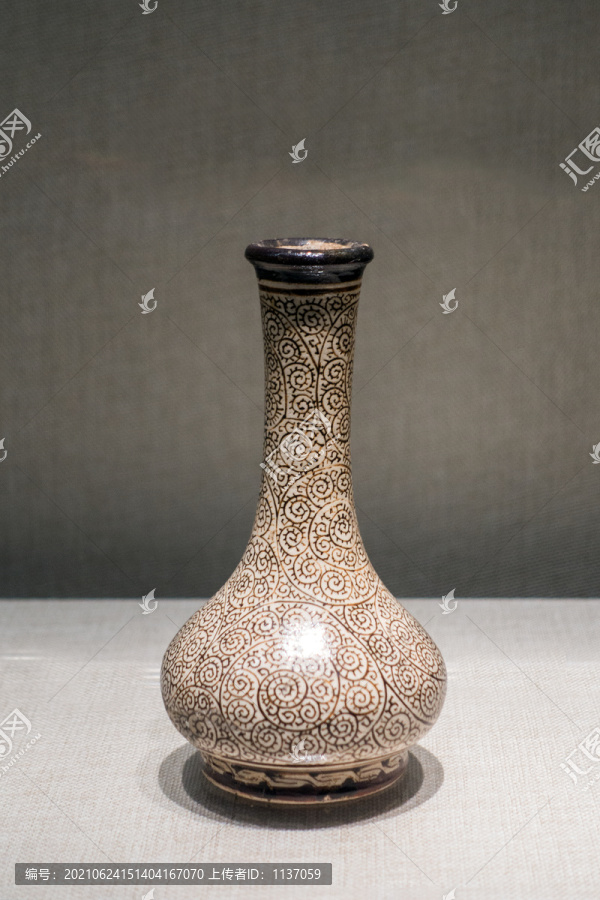 南宋吉州窑白釉褐彩卷草纹长颈瓶