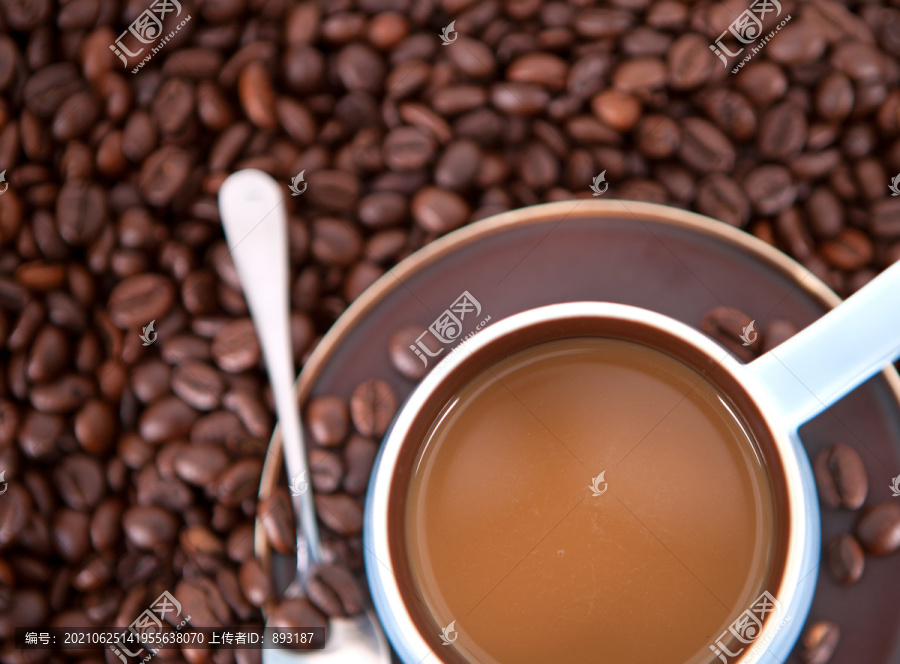 咖啡豆上的热咖啡