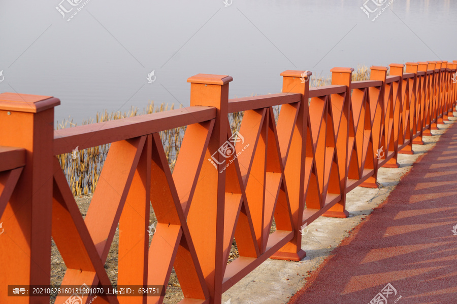 沈阳丁香湖边红色的木护栏栏杆