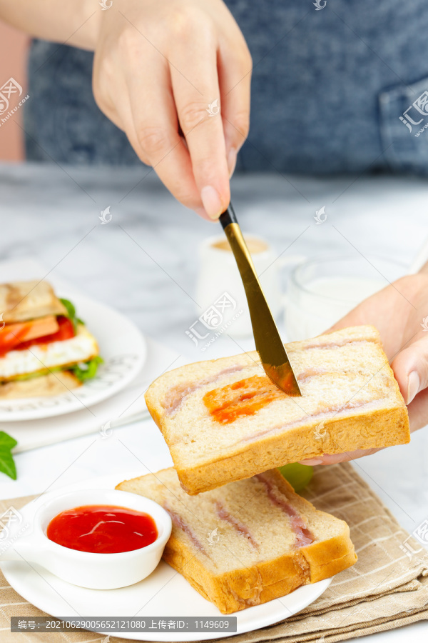 手上抹着酱的切片面包