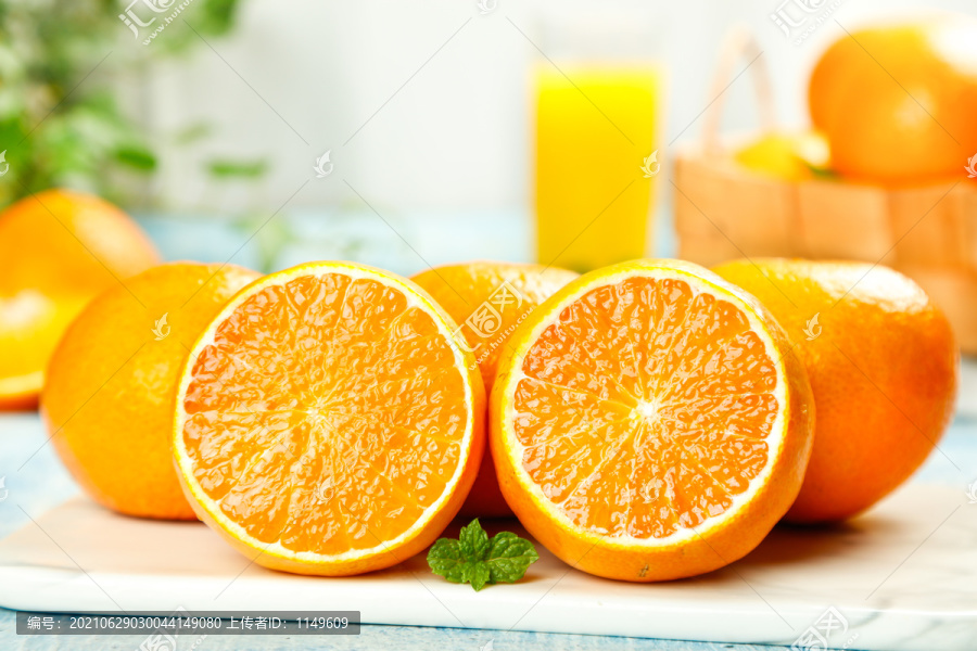 白石板上放着一堆果冻橙