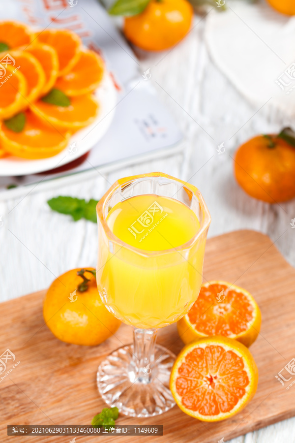 木底上的蜜橘和一杯橘子汁