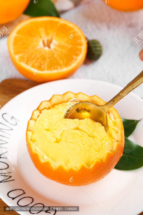 勺子上挖着甜橙炖鸡蛋