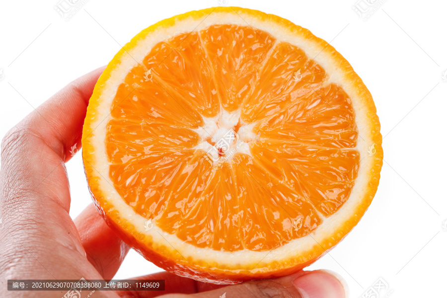 手里拿着甜橙