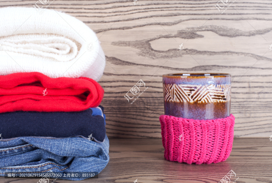 冬季的衣物和热茶