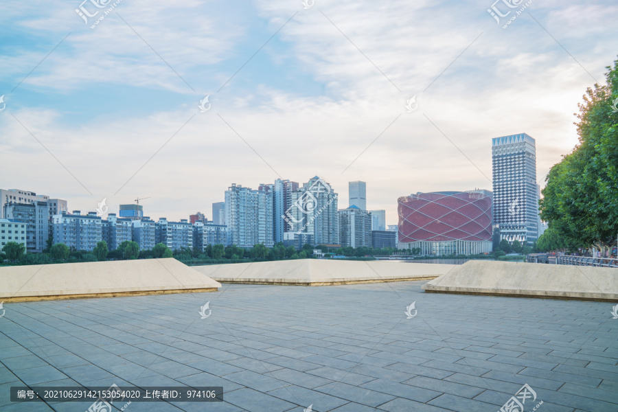 武汉城市建筑天际线和市民广场