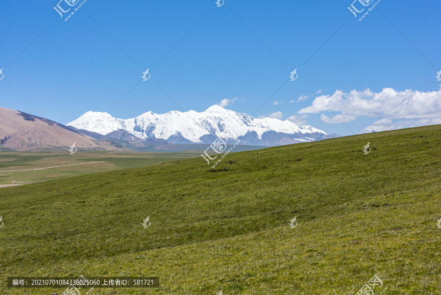 远方眺望阿尼玛卿雪山