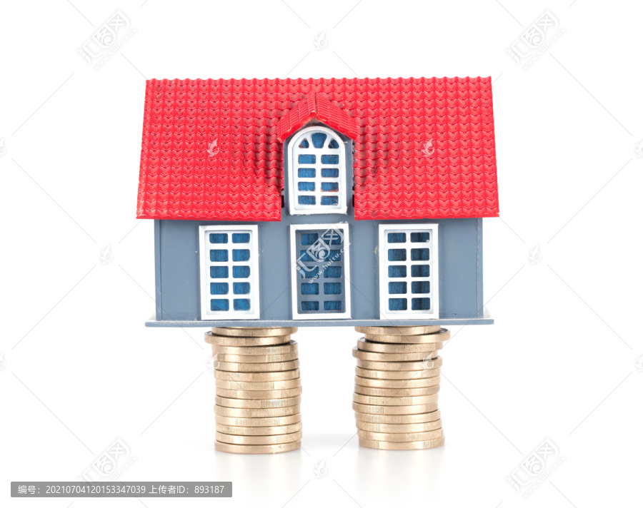 白背景上的欧元硬币和小房子模型
