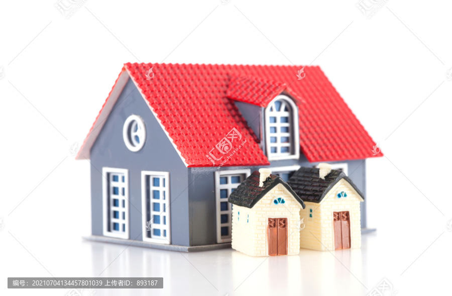 白背景上小房子模型和欧元硬币摆