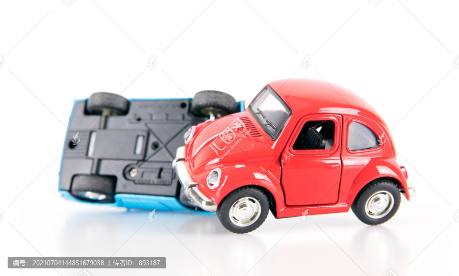 白背景上两辆小汽车模型模拟的车