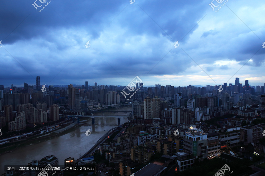 暴雨来临前的重庆夜景