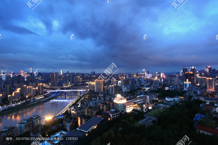 暴雨来临前的重庆夜景