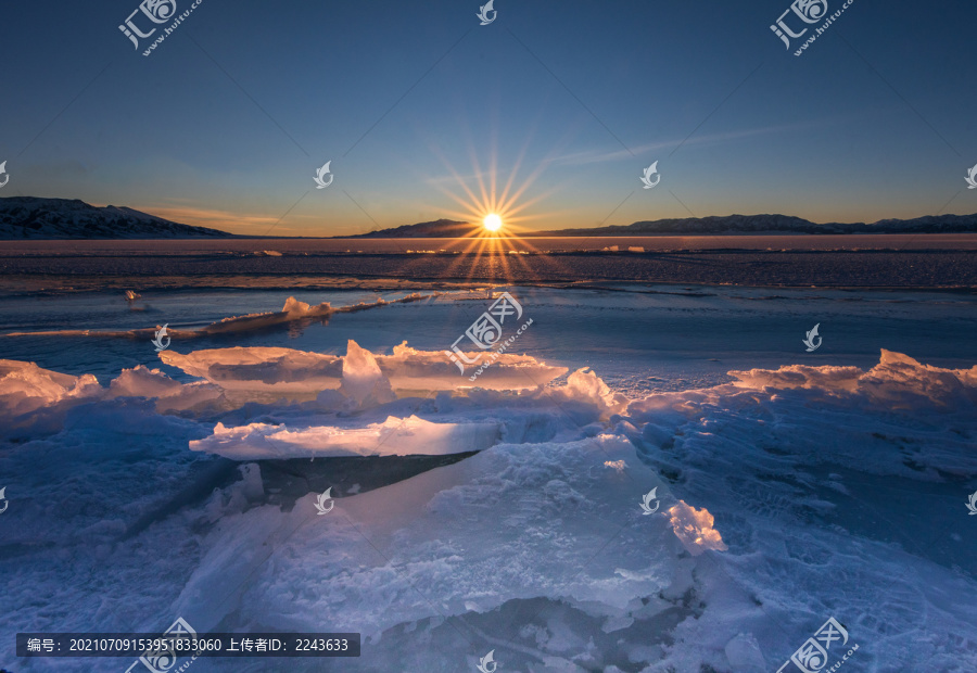 赛里木湖的蓝冰冰泡冰裂日出晚霞