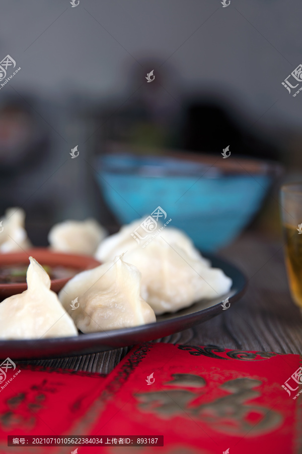一盘饺子和辣椒蘸水及新年红包