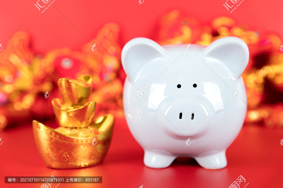 红色背景上的小猪存钱罐和金元宝