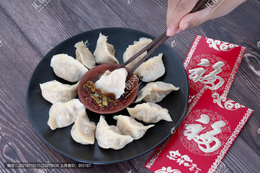 筷子夹起盘子里的饺子