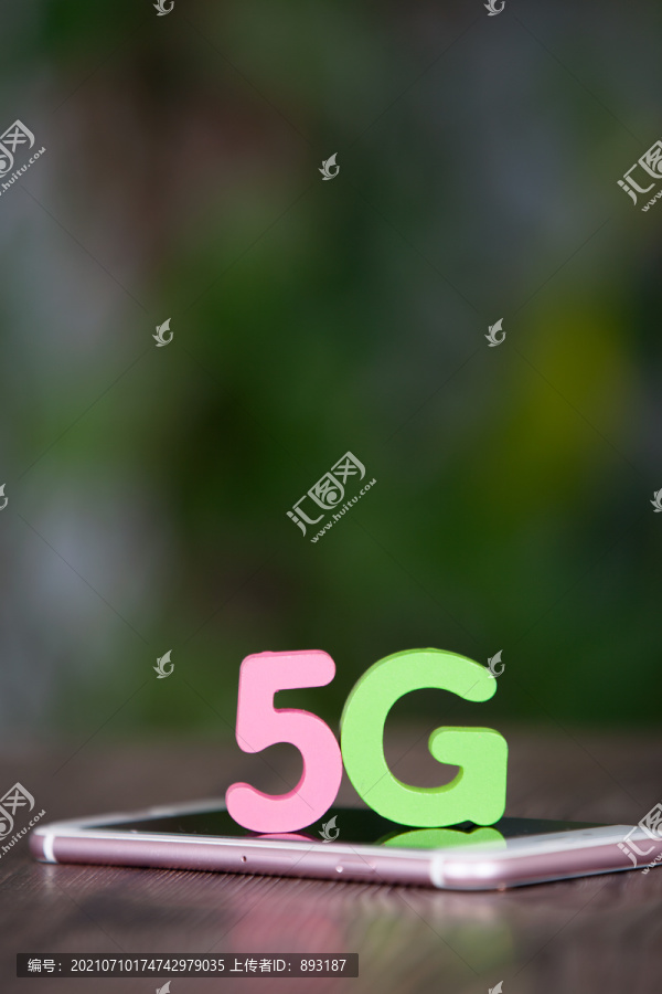 一部手机和屏幕上的5G字母数字