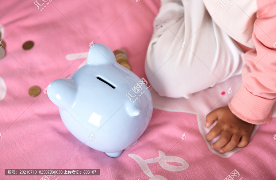床单上的小猪存钱罐和小孩子