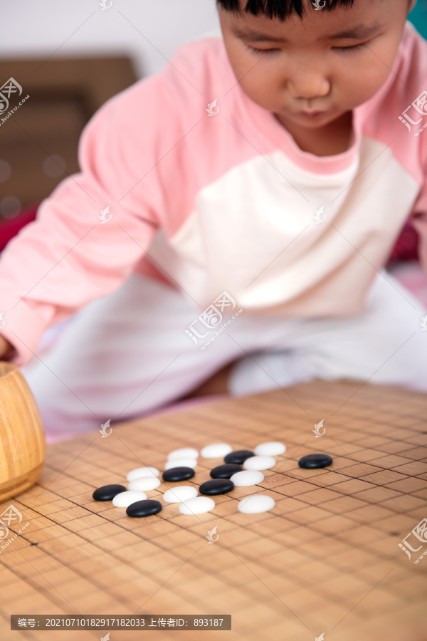 认真下围棋的小女孩