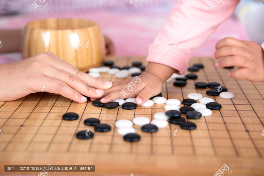 大人教授孩子下中国围棋