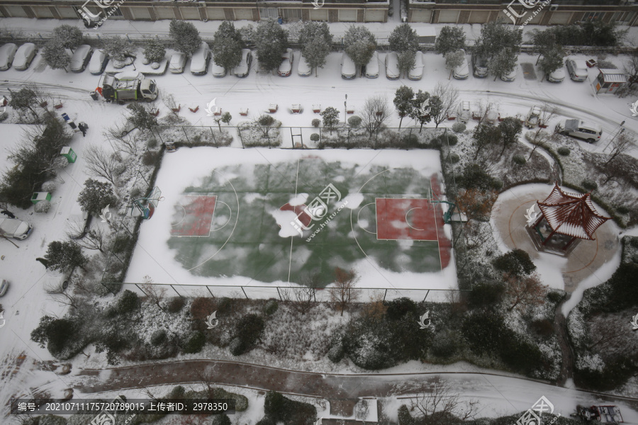 俯拍大雪中的小区篮球场鸟瞰图