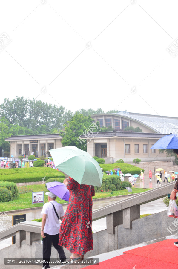 雨中打伞的人