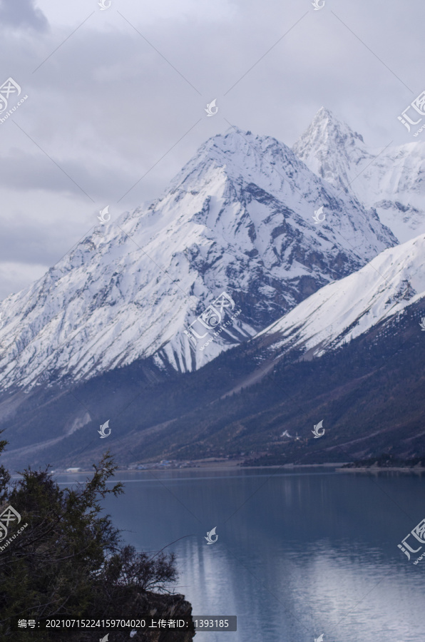 高原雪山湖泊西藏八宿然乌湖美景