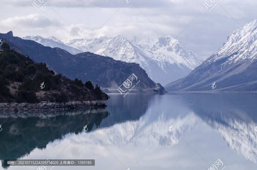 高原雪山湖泊西藏八宿然乌湖美景