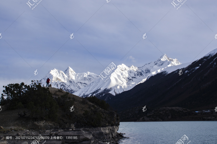 高原雪山湖泊西藏八宿然乌湖美景