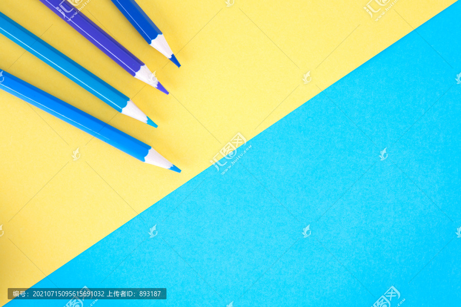 蓝黄背景上的彩铅笔