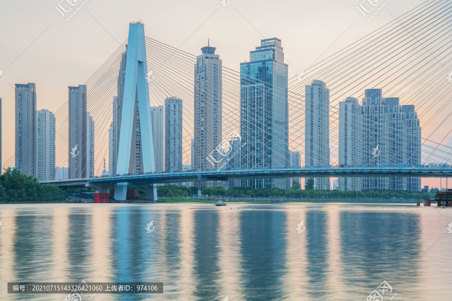武汉月湖桥和城市建筑天际线