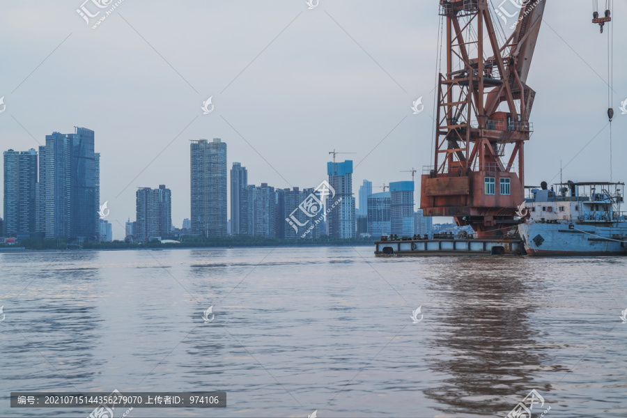 武汉城市建筑天际线和港口码头