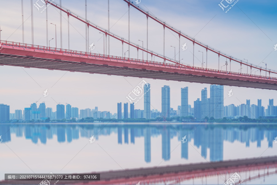 武汉鹦鹉洲长江大桥和城市天际线