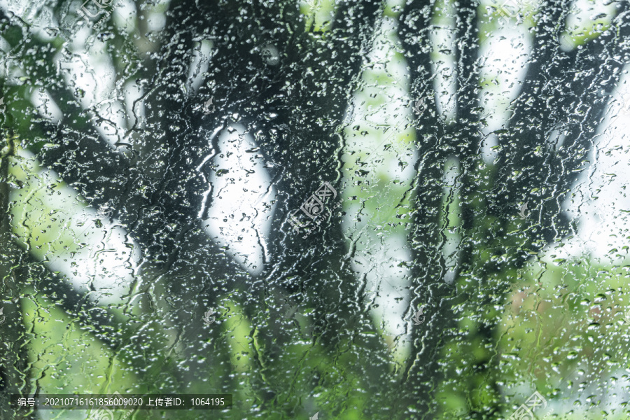 车窗外的大雨情景