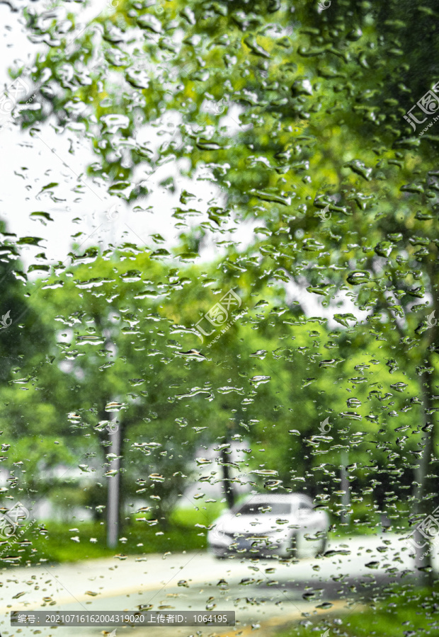 下雨天开车在路上