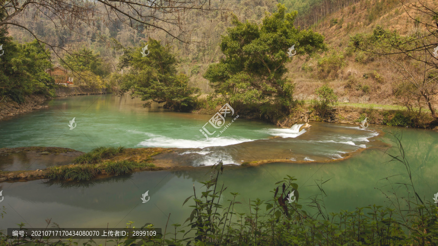 罗平多依河景区瀑布自然景观