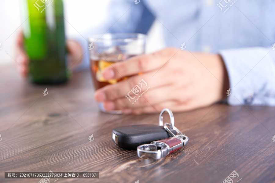饮酒的司机和桌上的汽车钥匙