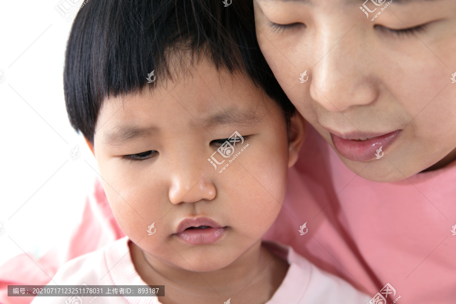 年轻妈妈和孩子脸部特写