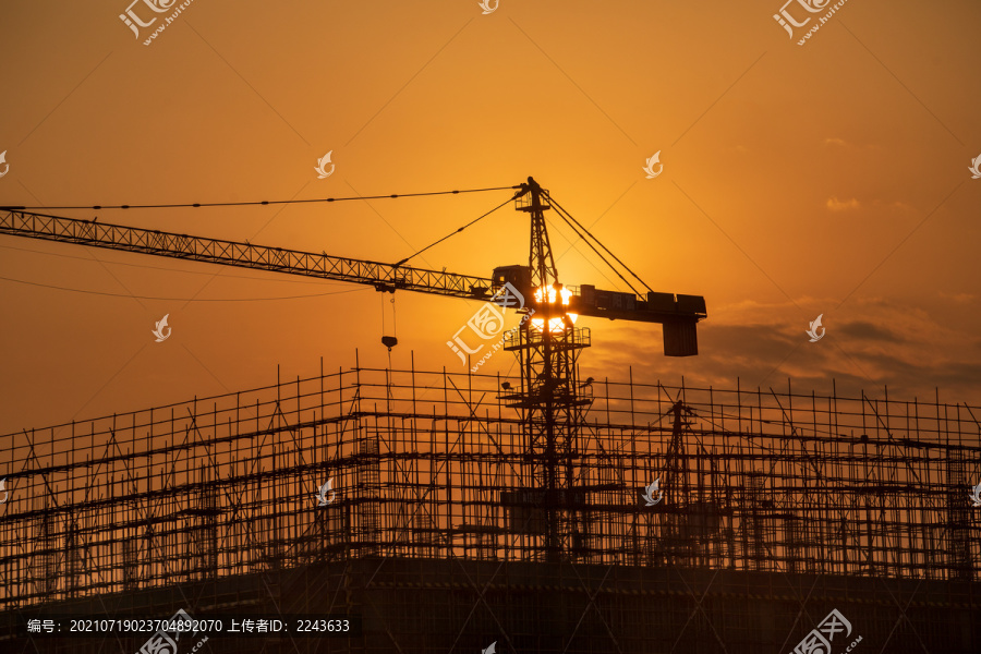 建筑工地塔吊夕阳