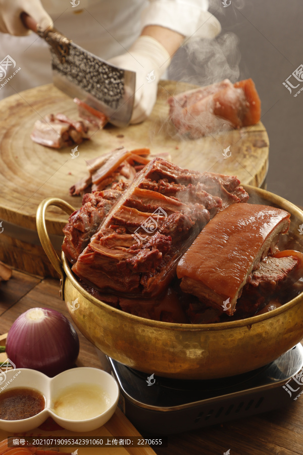 冒热气的驴肉